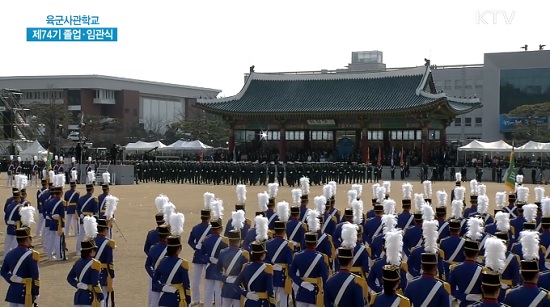 문 대통령, 육사 제 74기 졸업·임관식 참석