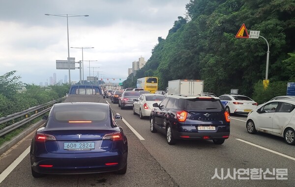 가양~동작구간 통제로 인해  88도로에 줄서있는 자동차@시사연합신문