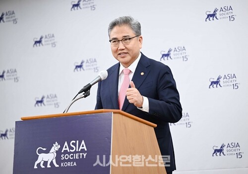 박진 외교장관이  아시아소사이어티 한국지부 창립 15주년 기념 만찬에 참석 축사를 하고있다@외교부