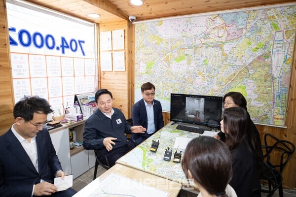 원희룡 장관이  중개사무소를 방문, 청년들과 대화하고있다@국토부 제공=시사연합신문